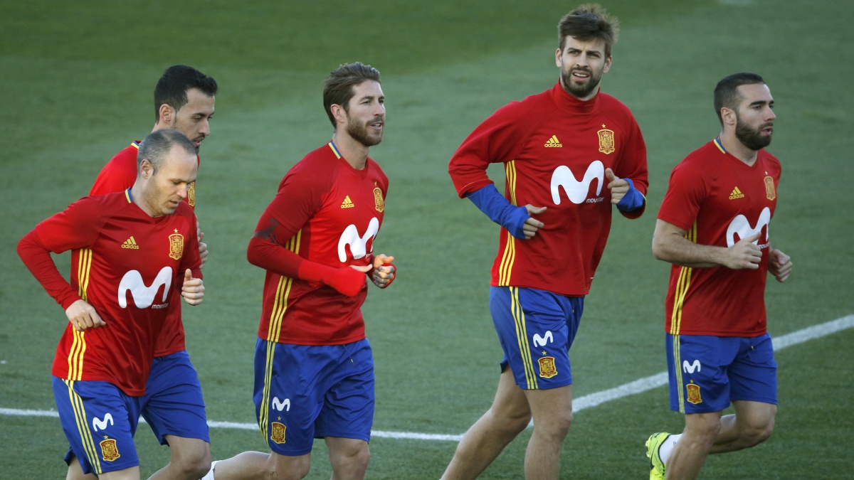 Iniesta, Busquets, Ramos, Piqué y Carvajal calientan con la Selección