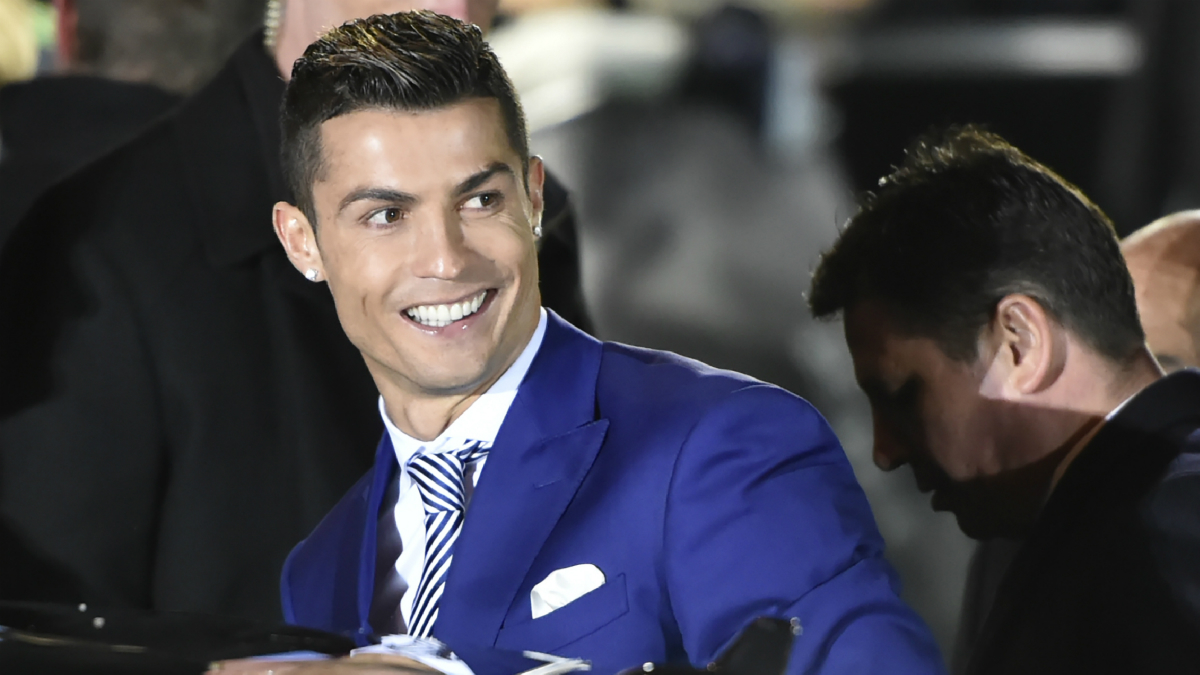 Cristiano Ronaldo llega a la gala del premio The Best. (AFP)