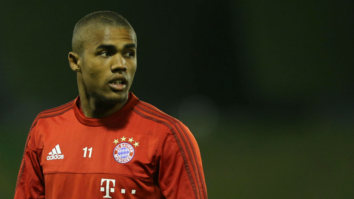 Douglas Costa en un partido con el Bayern de Múnich. (AFP)