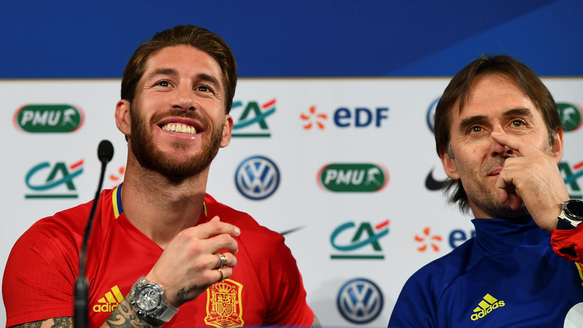 Sergio Ramos junto a Julen Lopetegui en rueda de prensa. (AFP)