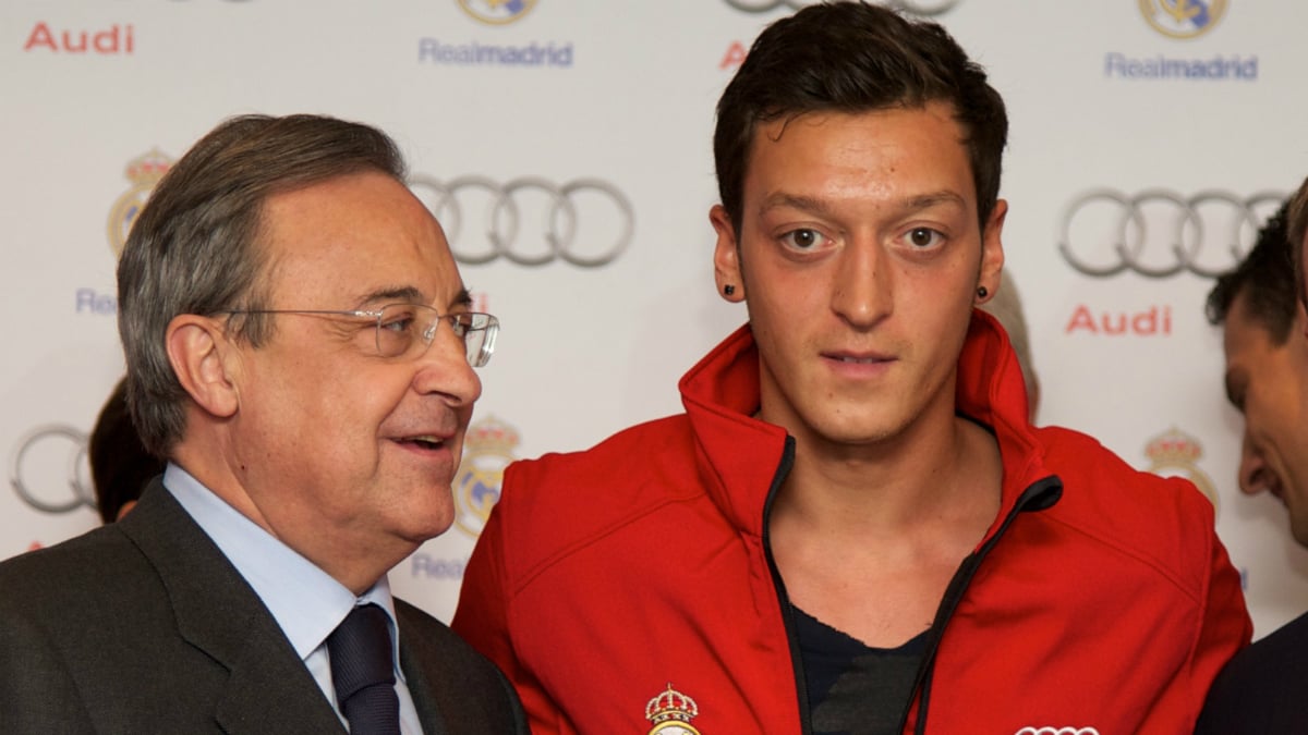 Florentino Pérez junto a Özil durante un acto del Real Madrid. (Getty Images)