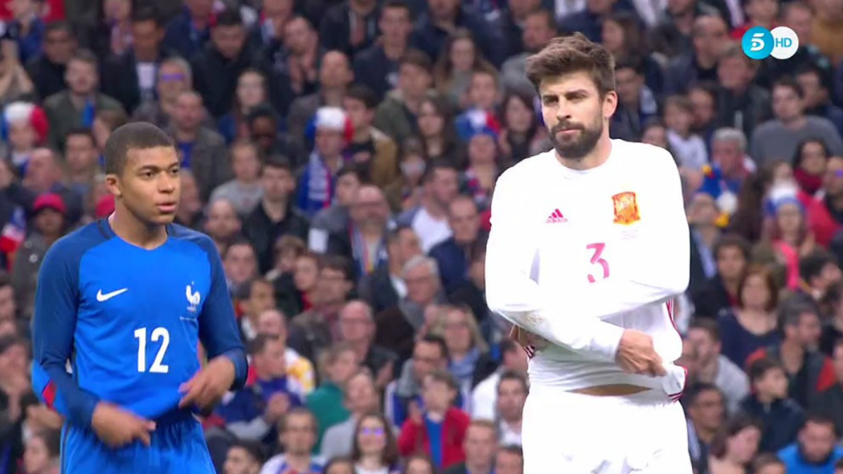 Mbappé y Piqué, pillados in-fraganti en el momento del intercambio de la camiseta.