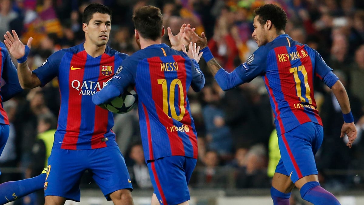 La MSN, celebrando un gol durante un encuentro.