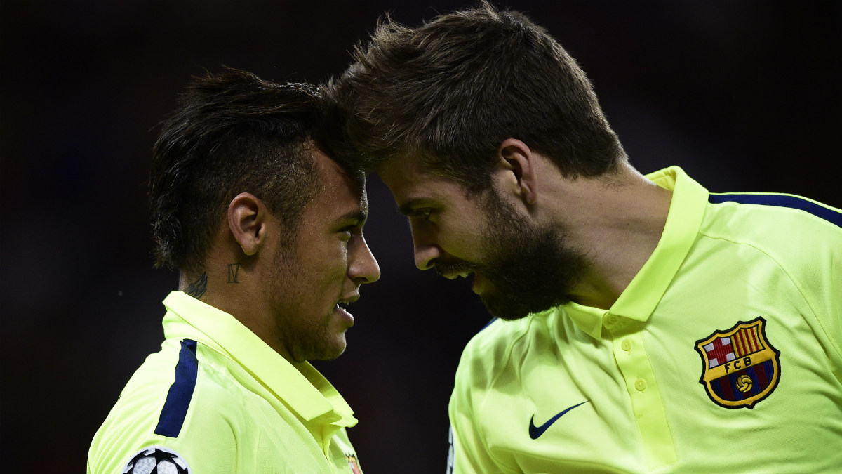 Gerard Piqué y Neymar chocan su cabeza en un partido de Champions. (AFP)