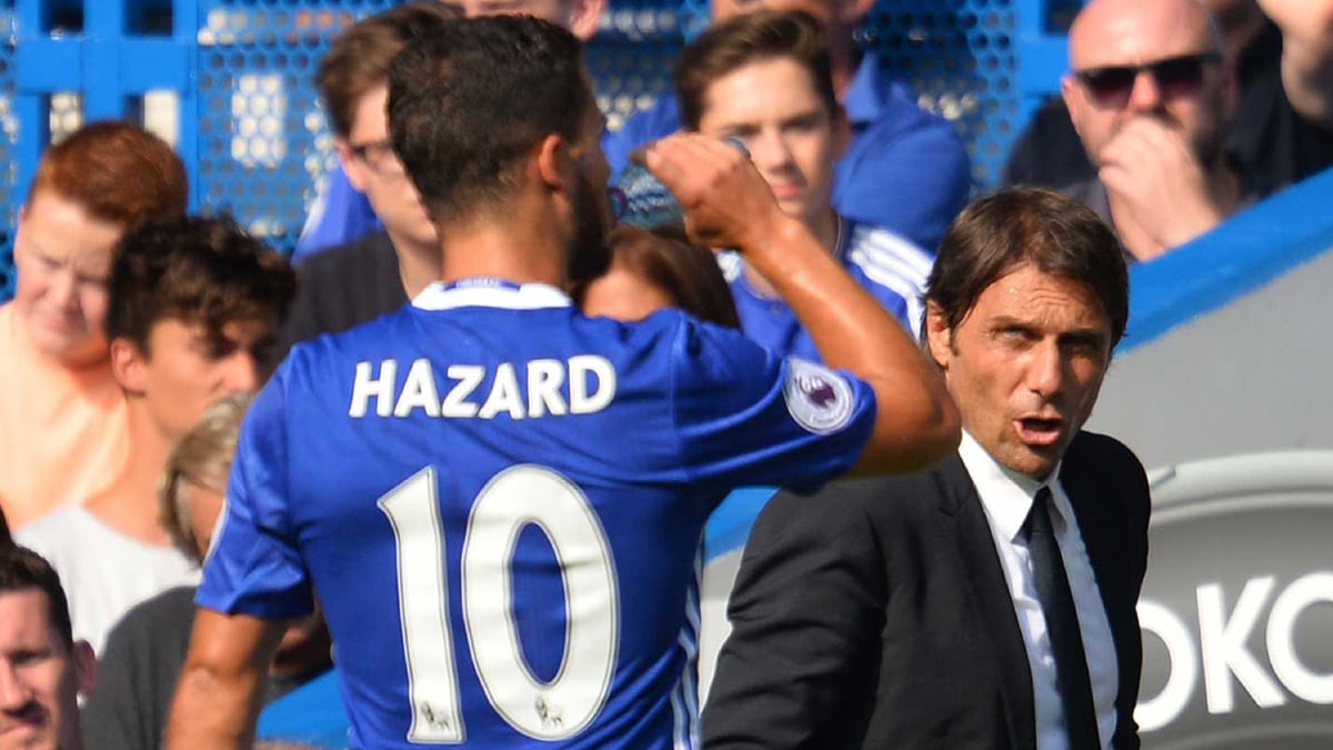 Conte y Hazard, durante un partido del Chelsea. (AFP)