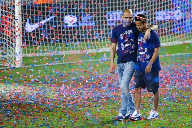 Guardiola y Thiago, en el Camp Nou. (Getty)