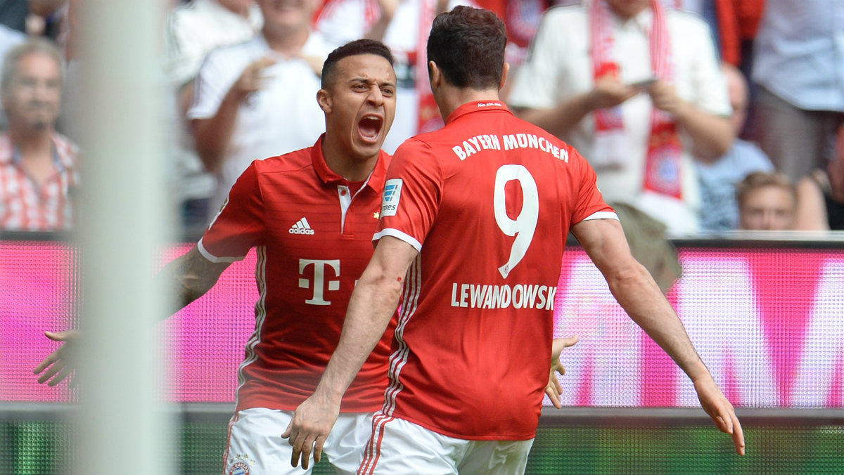 Thiago y Lewandowski celebran uno de los goles del Bayern ante el Augsburgo. (Getty)