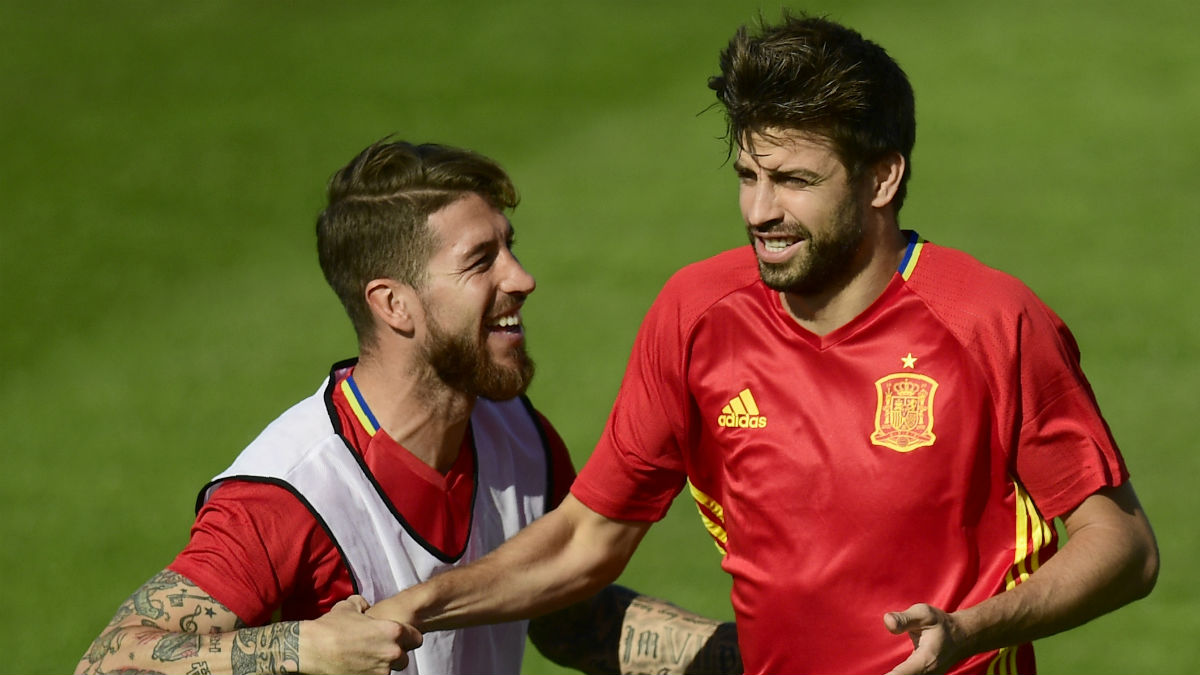Piqué y Ramos, en un entrenamiento de la Selección. (AFP)