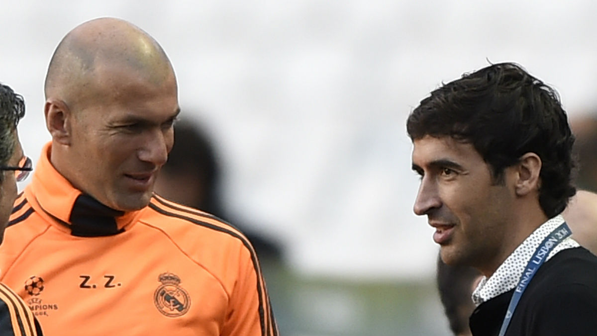 Zidane y Raúl, en la previa a la final de Lisboa. (AFP)