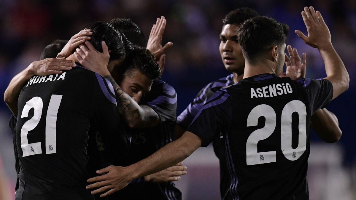 Los jugadores del Madrid celebran uno de los goles en Butarque. (AFP)