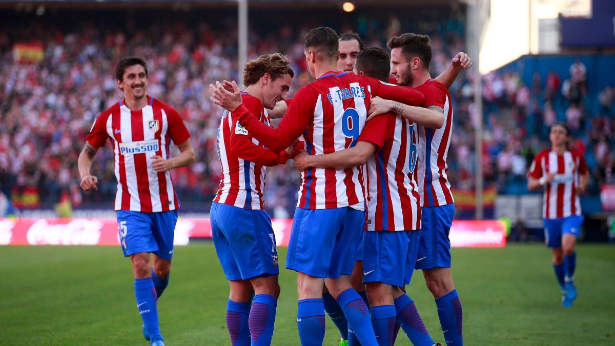 Los futbolistas del Atlético celebran un gol ante el Sevilla