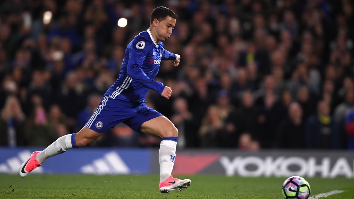 Eden Hazard dispara a portería durante el Chelsea vs Manchester City