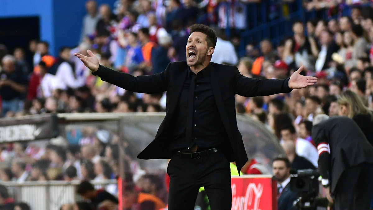 Simeone durante el partido ante la Real Sociedad. (AFP)