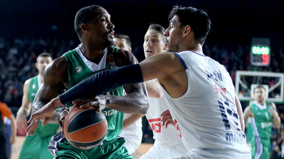 Ayón pelea un balón con Wannamaker, del Darussafaka. (Getty)