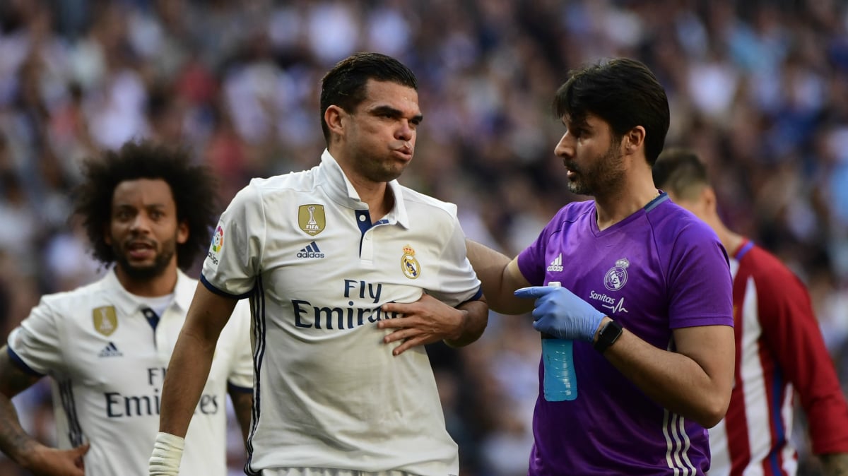 Pepe se duele después de su golpe con Kroos. (AFP)