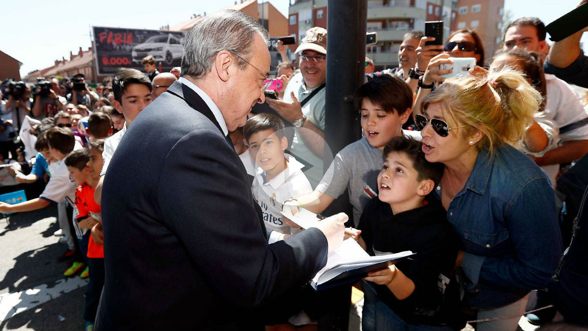 Baño de masas de Florentino con los madridistas más pequeños