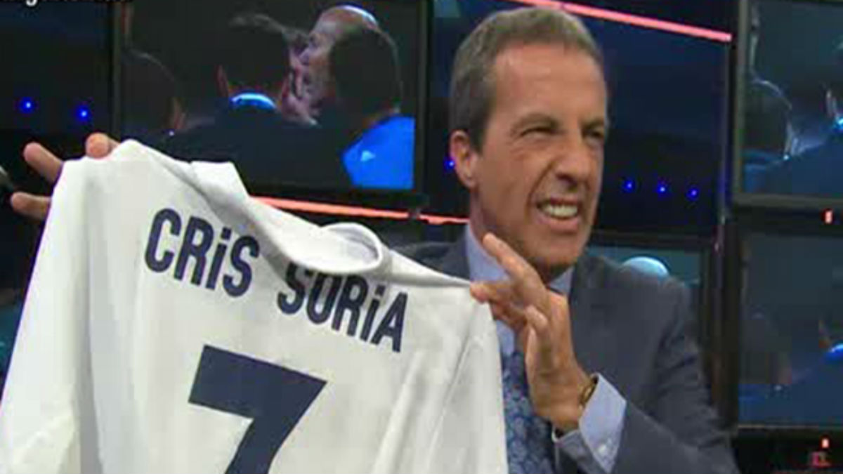Cristobal Soria, con la camiseta del Real Madrid que le regaló Eduardo Inda.