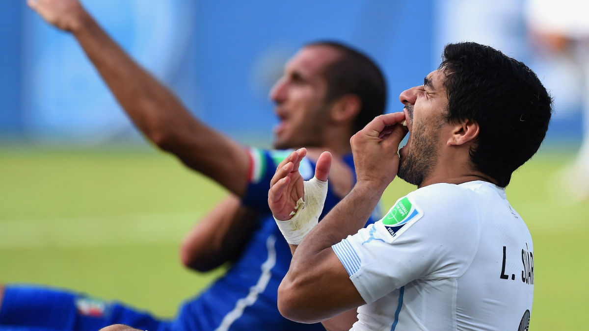 Luis Suárez mordió a Chiellini en el Mundial 2014. (Getty)