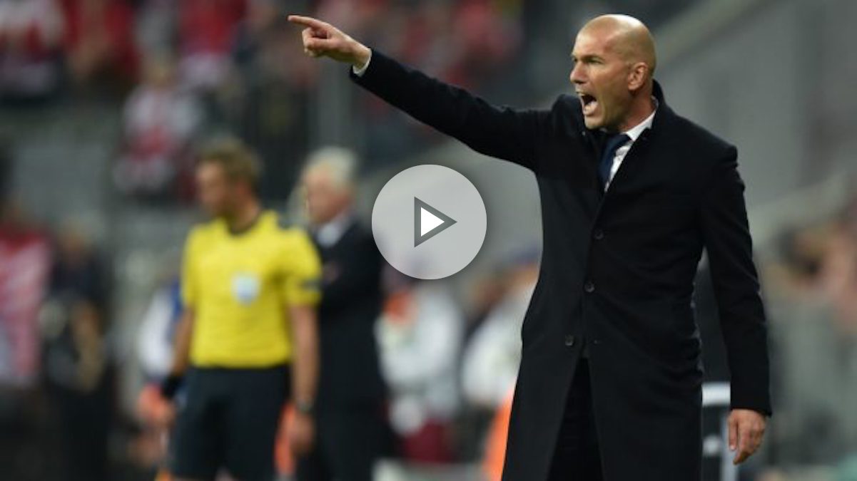 Zidane da instrucciones a sus jugadores. (AFP)