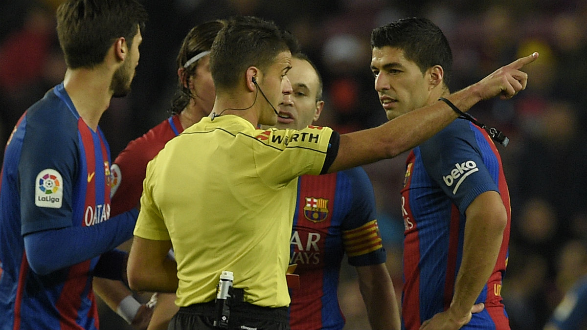 Luis Suárez fue expulsado ante el Atlético en Copa. (AFP)