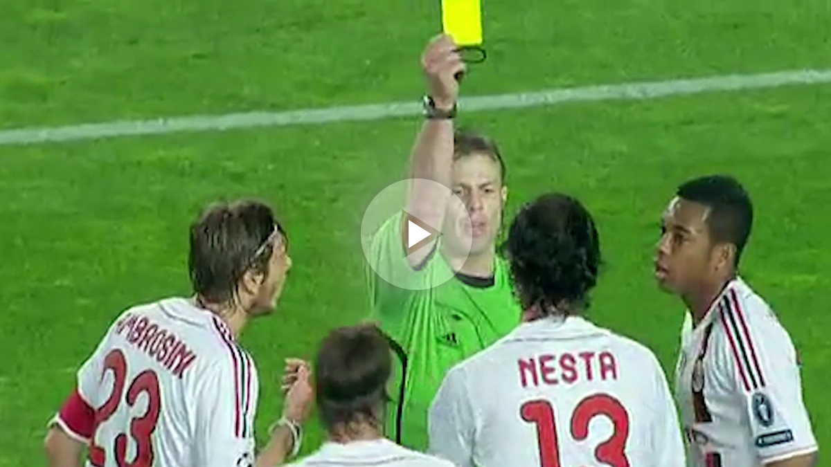 Kuipers saca una tarjeta amarilla a los jugadores del AC Milan por protestar.