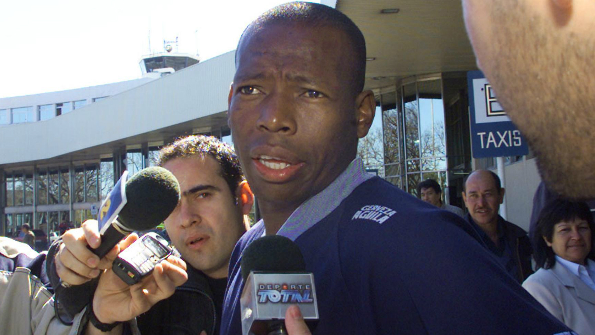 Asprilla atiende a los medios cuando era futbolista. (AFP)