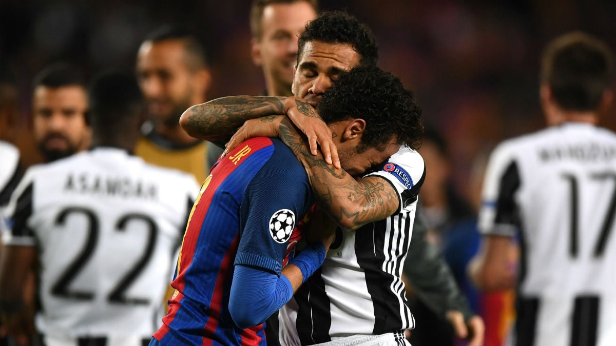 Alves consuela a Neymar. (Getty)