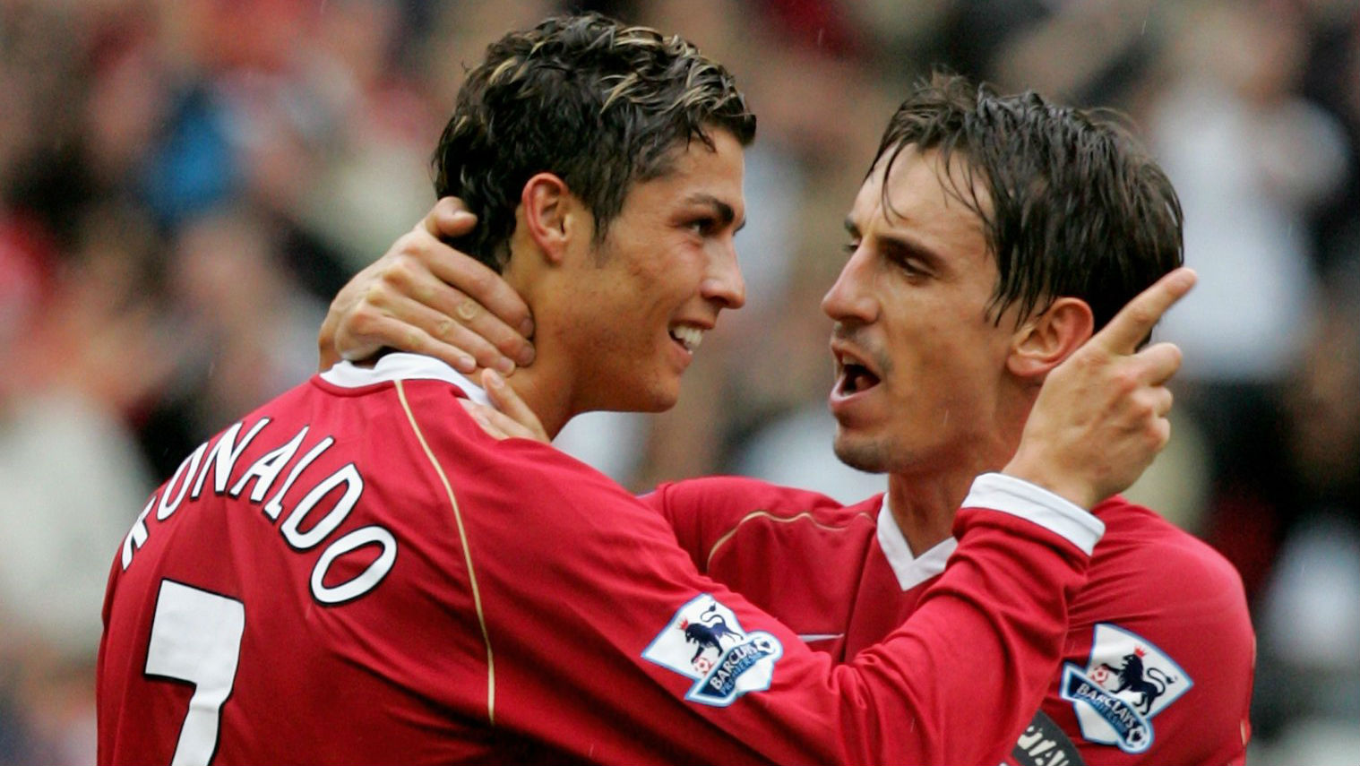 Cristiano Ronaldo y Gary Neville celebran un gol con el Manchester United.