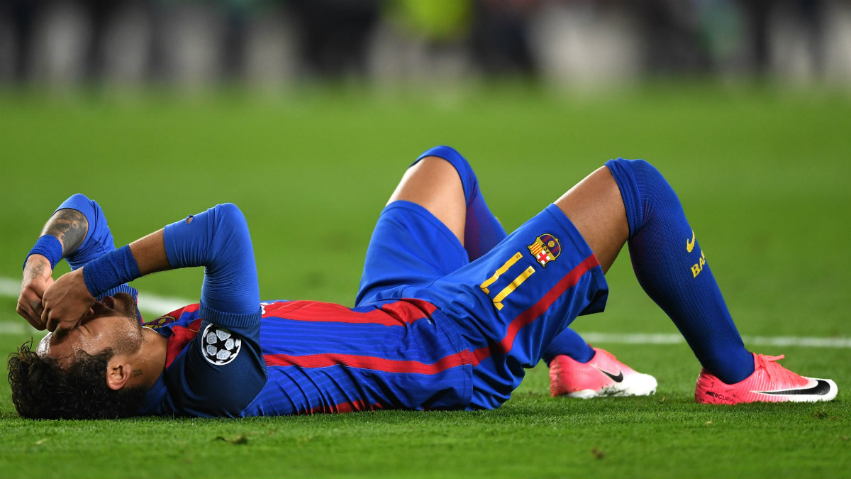 Neymar, en el suelo del Barça-Juventus. (Getty)