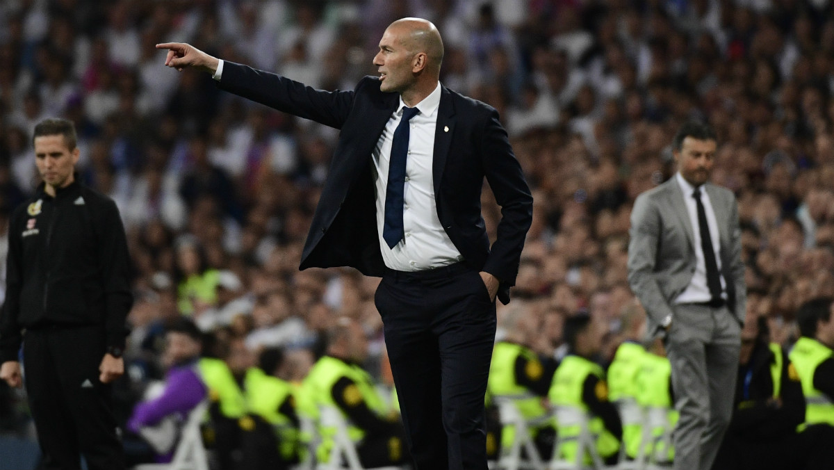 Zidane da órdenes a sus jugadores en el Clásico. (AFP)