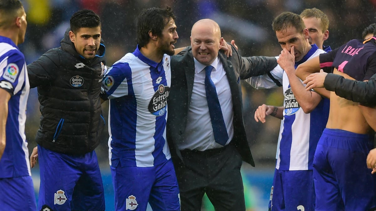 Pepe Mel celebra la victoria ante el Barcelona rodeado de sus jugadores, como el exmadridista Juanfran. (AFP)