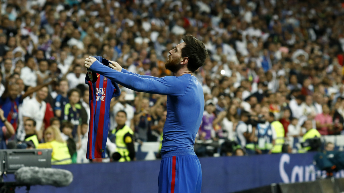 Messi enseña su camiseta a la grada del Bernabéu. (AFP)