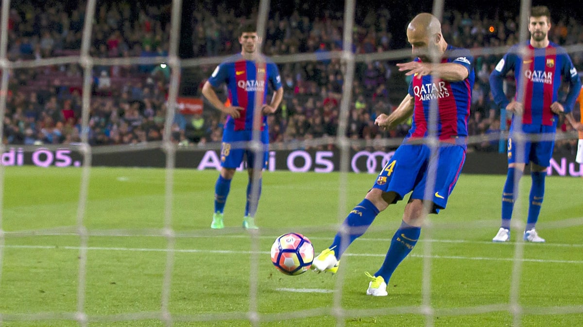 Momento del penalti de Mascherano con Piqué detrás. (EFE)