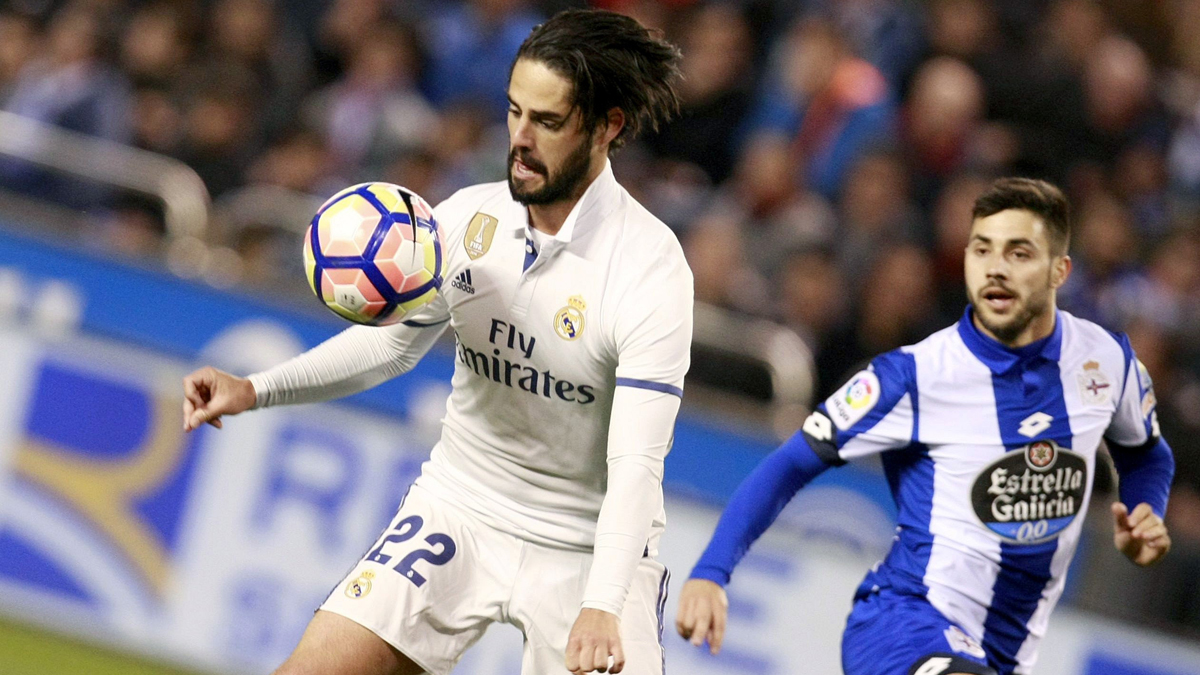 Isco, controlando un balón con la oposición de Carles Gil (AFP).