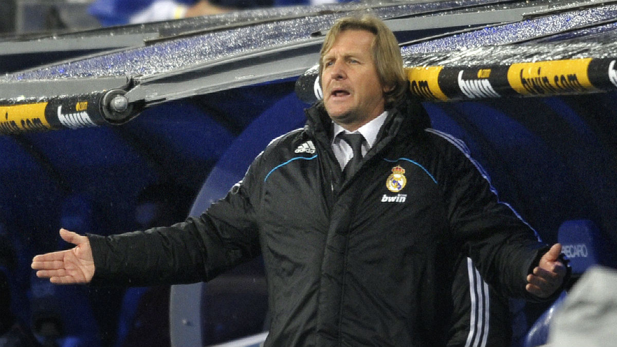 Bernd Schuster dirigiendo al Real Madrid en el Bernabéu. (AFP)