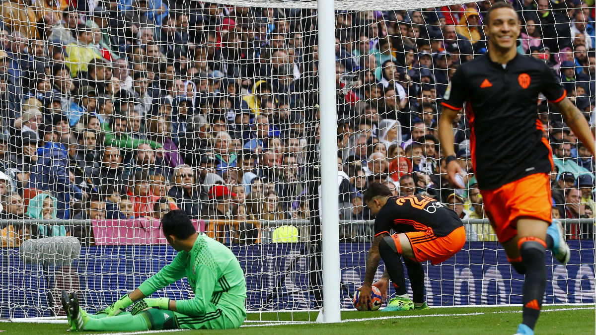 Los jugadores del Valencia recogen el balón de dentro de la portería de Keylor Navas. (EFE)