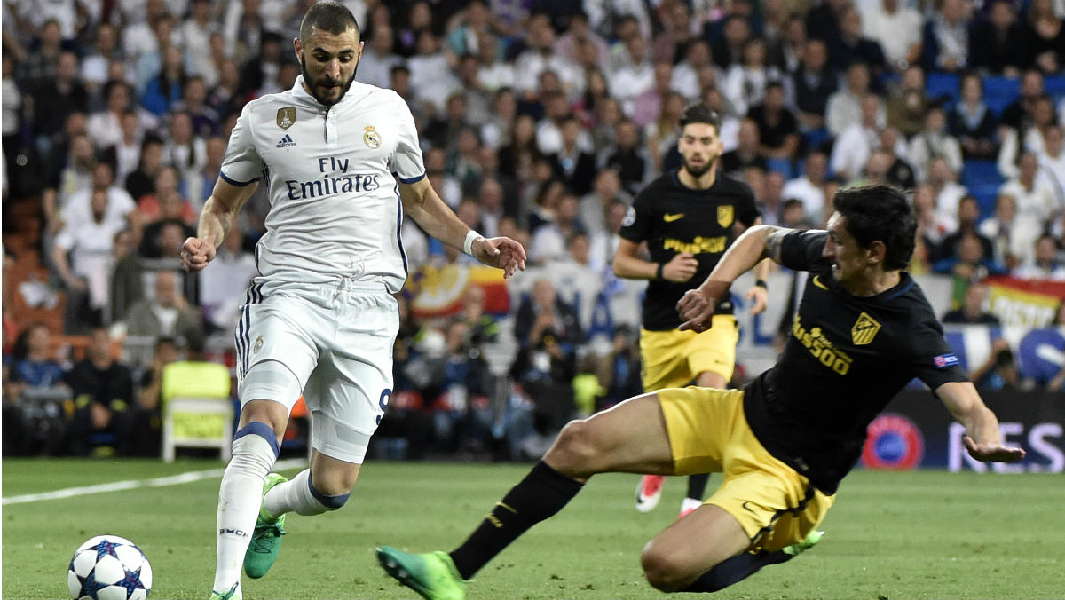 Karim Benzema intenta marcharse de Savic. (AFP)