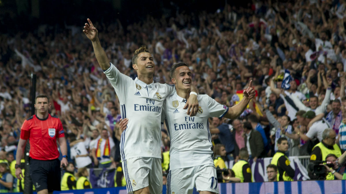 Cristiano Ronaldo celebra su tercer gol junto a Lucas Vázquez. (AFP)