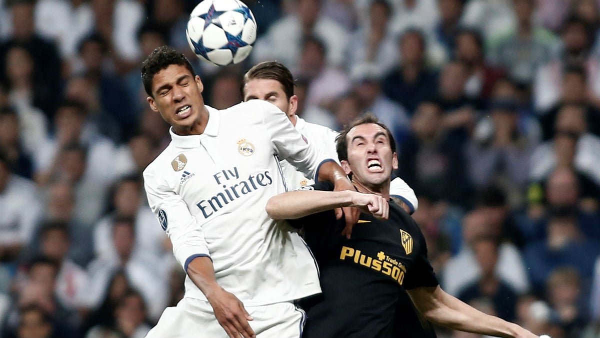 Varane pelea con Godín por un balón. (Getty)