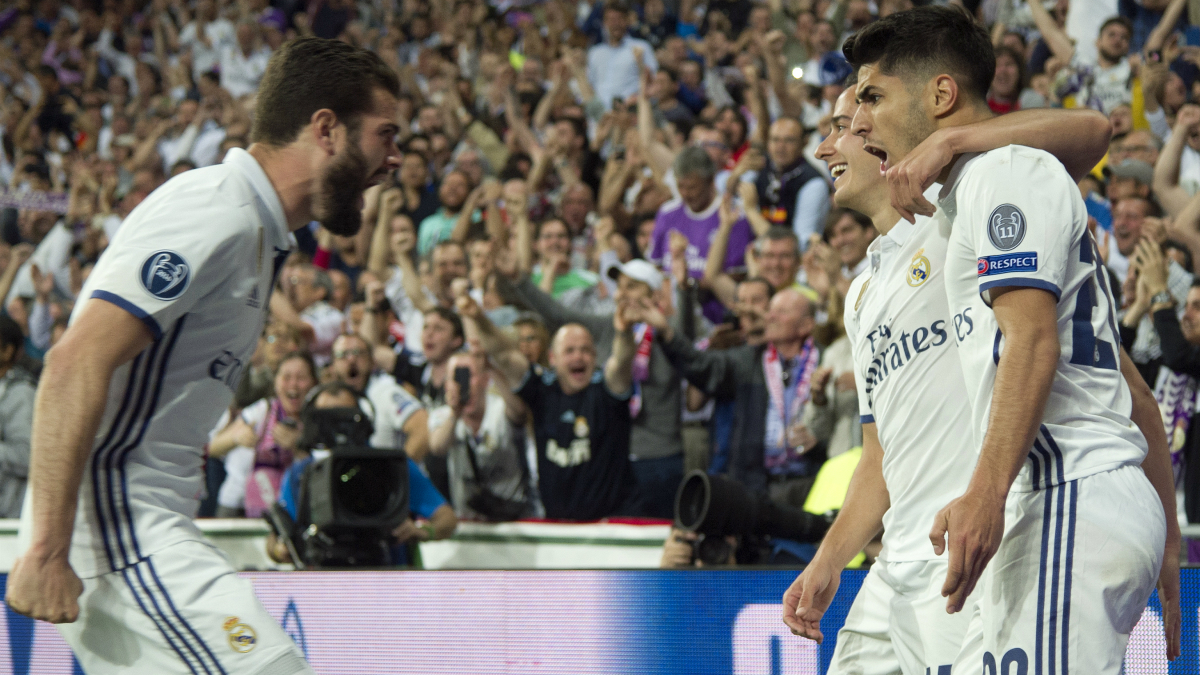 Nacho y Asensio celebran un gol con Lucas de fondo. (AFP)