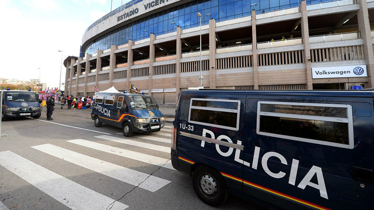 Policía en el Vicente Calderón antes de un partido. (Getty Images)