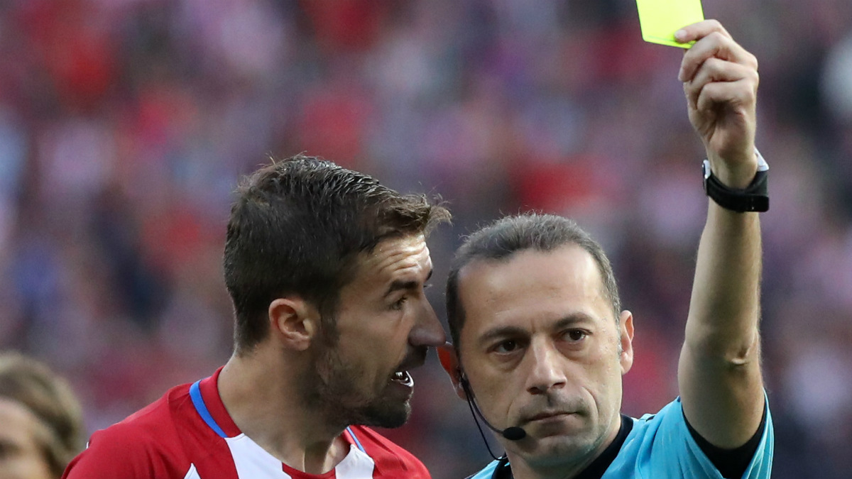 Gabi protesta a Çakir después de una acción ilegal del Atlético. (AFP)