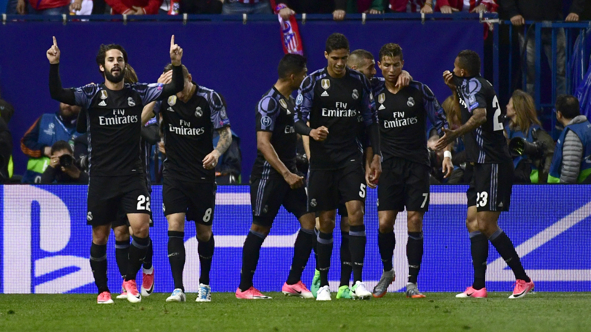 Los jugadores del Real Madrid celebran el gol de Isco. (AFP)