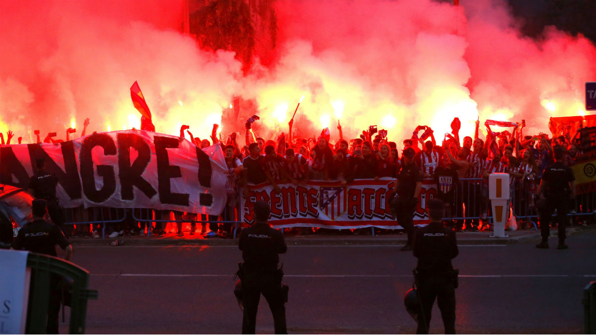 Los ultras del Frente Atlético, con bengalas. (EFE)