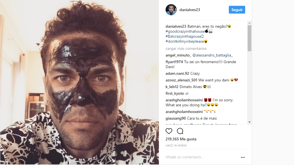 Dani Alves con una mascarilla a lo Batman. (Instagram)