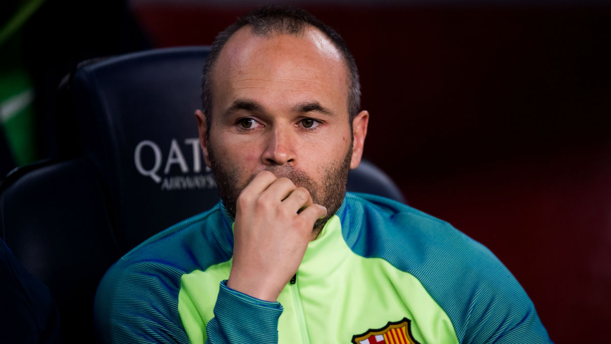 Andrés Iniesta en el banquillo. (Getty)