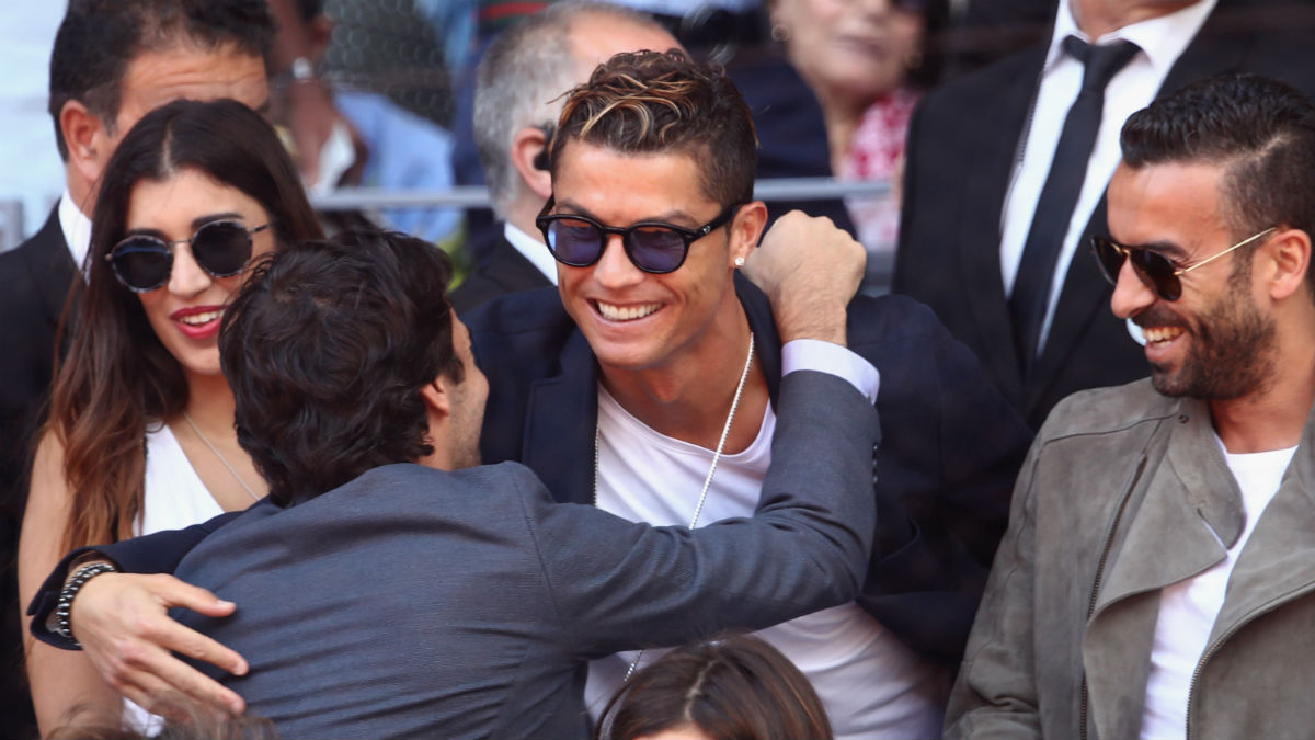 Cristiano y Raúl se saludan durante el Mutua Madrid Open. (Getty)