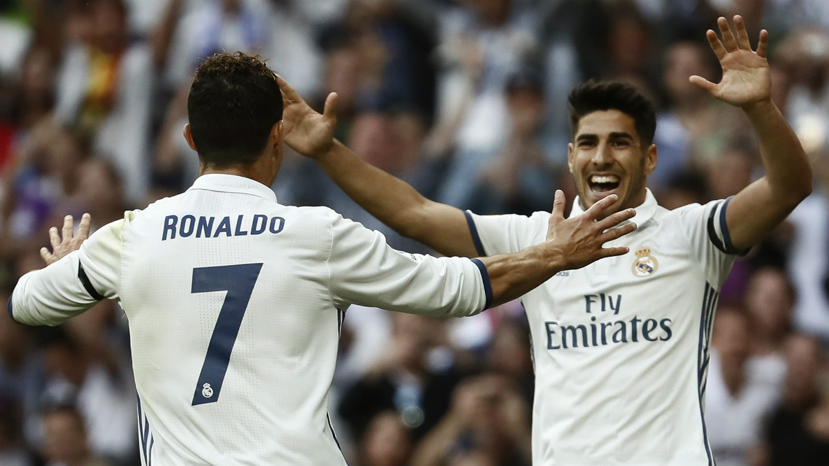 Cristiano Ronaldo y Asensio celebran un tanto la pasada temporada. (EFE)