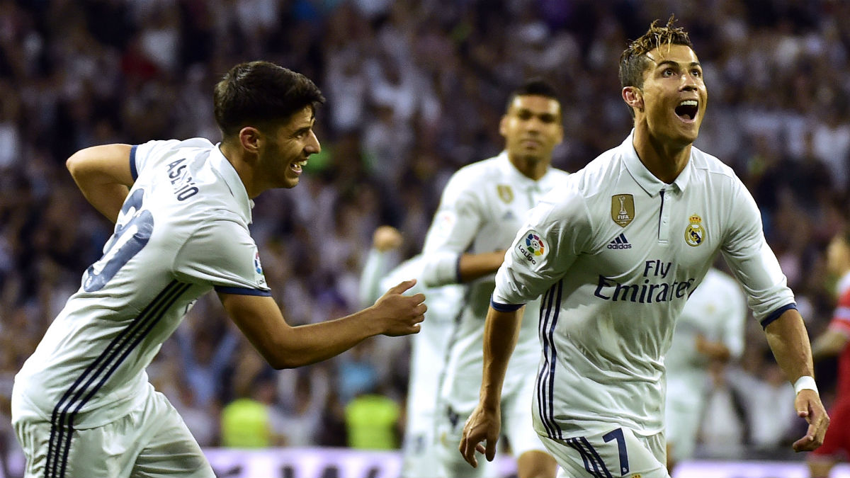 Cristiano Ronaldo celebra un gol con Asensio. (AFP)