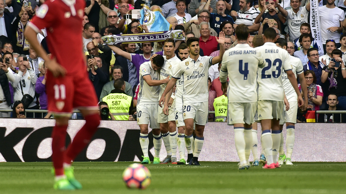 Los jugadores del Real Madrid celebran un gol. (AFP)